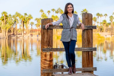 Güzel bir İspanyol mankeni kışın Arizona çölünün tadını çıkarır.