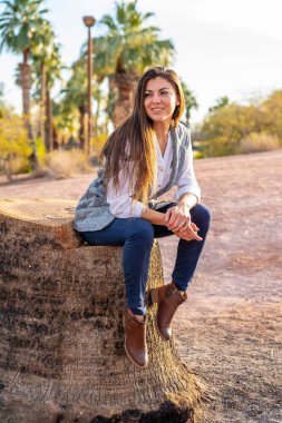 Güzel bir İspanyol mankeni kışın Arizona çölünün tadını çıkarır.