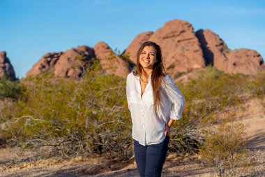 Güzel bir İspanyol mankeni kışın Arizona çölünün tadını çıkarır.