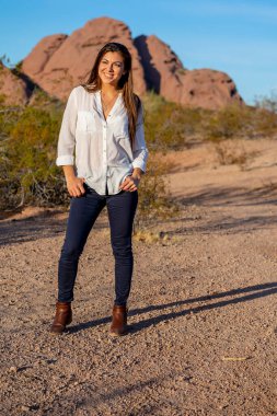 Güzel bir İspanyol mankeni kışın Arizona çölünün tadını çıkarır.