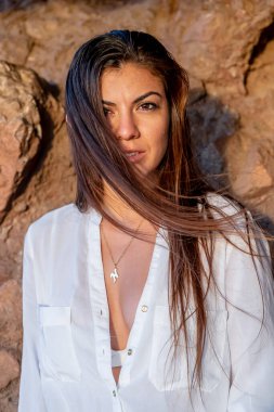 Güzel bir İspanyol mankeni kışın Arizona çölünün tadını çıkarır.