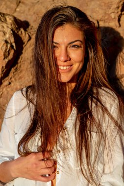 Güzel bir İspanyol mankeni kışın Arizona çölünün tadını çıkarır.