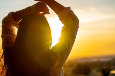 Güzel bir İspanyol mankeni kışın Arizona çölünün tadını çıkarır.