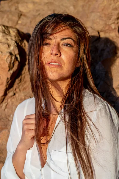 Een Prachtig Latijns Model Geniet Van Arizona Woestijn Een Winters — Stockfoto
