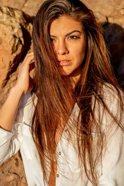 Ein Wunderschönes Hispanisches Model Genießt Einem Wintertag Die Wüste Von — Stockfoto