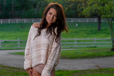 Muhteşem bir esmer model bahar havasının tadını çıkarırken iç çamaşırlarıyla dışarıda poz veriyor.