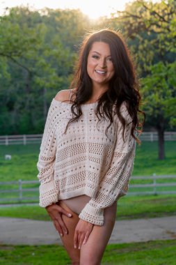 Muhteşem bir esmer model bahar havasının tadını çıkarırken iç çamaşırlarıyla dışarıda poz veriyor.