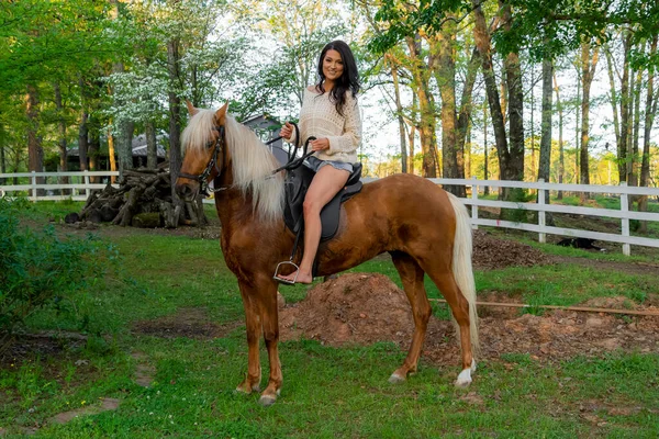 Gorgeous Brunette Model Poses Outdoors While Enjoying Spring Weather Her — Stock Photo, Image