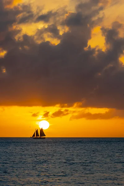 Florida Key West 'te güneş Atlantik Okyanusu' ndan batıyor.