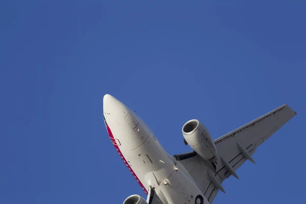 Een Commercieel Vliegtuig Stijgt Een Internationale Luchthaven — Stockfoto