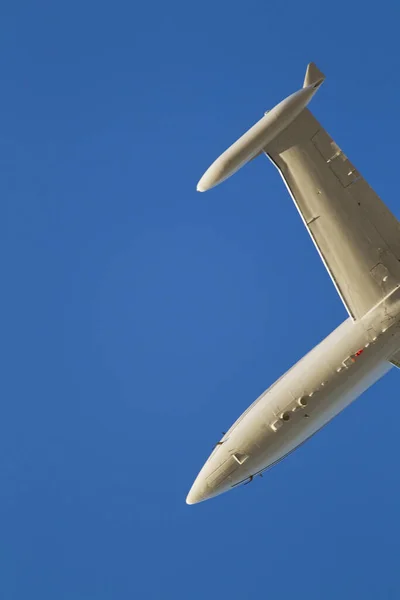 Een Commercieel Vliegtuig Stijgt Een Internationale Luchthaven — Stockfoto