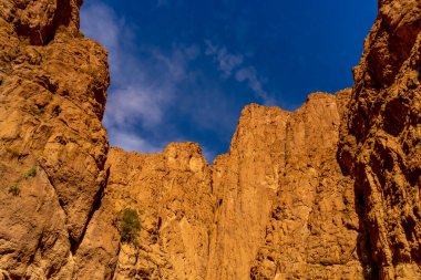 Errachidia, Fas, Afrika yakınlarındaki güzel uçurumlar ve mavi gökyüzü