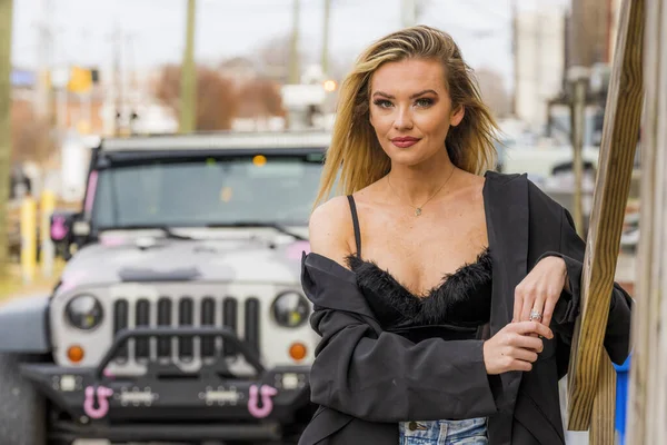 Gorgeous Blonde Model Poses Outdoors While Enjoying Fall Weather — Stock Photo, Image