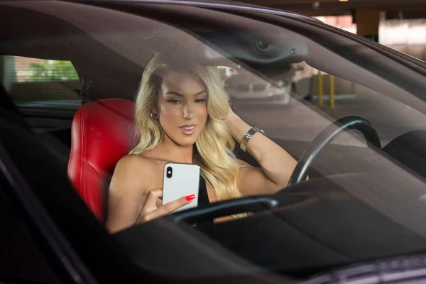 Een Prachtig Blond Model Praat Haar Mobiele Telefoon Voor Het — Stockfoto