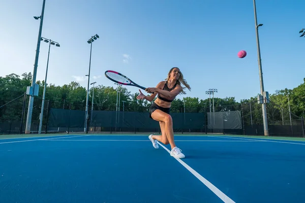 금발의 오후의 테니스장에서 테니스를 칩니다 — 스톡 사진