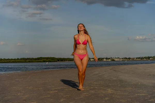 Una Bella Modella Bionda Gode Tempo All Aperto Sulla Spiaggia — Foto Stock