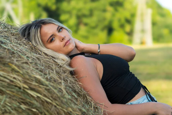 Una Hermosa Hija Rubia Granjera Posa Aire Libre Entorno Agrícola —  Fotos de Stock