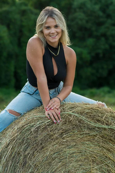 Розкішна Блондинка Фермери Дочка Позує Відкритому Повітрі Сільськогосподарському Середовищі — стокове фото