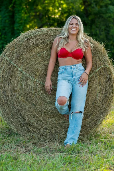 Una Hermosa Hija Rubia Granjera Posa Aire Libre Entorno Agrícola —  Fotos de Stock