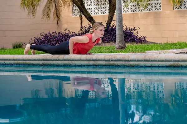 Gorgeous Blonde Model Does Yoga She Enjoys Day Pool Summers — Stock Photo, Image