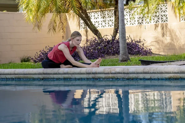 Gorgeous Blonde Model Does Yoga She Enjoys Day Pool Summers — Stock Photo, Image