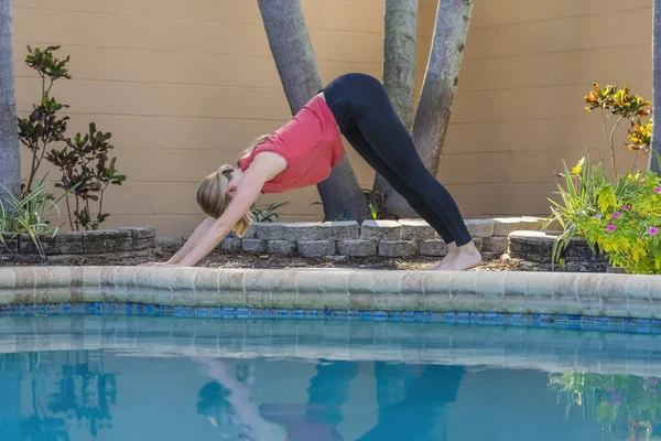 Muhteşem Sarışın Manken Yaz Günlerinde Havuzda Eğlenirken Yoga Yapıyor — Stok fotoğraf