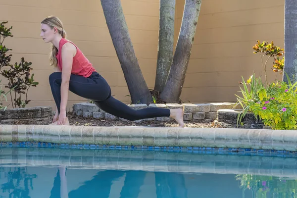 Gorgeous Blonde Model Does Yoga She Enjoys Day Pool Summers — Stock Photo, Image