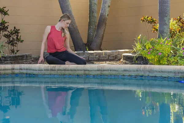 Muhteşem sarışın manken, yaz günlerinde havuzda eğlenirken yoga yapıyor.