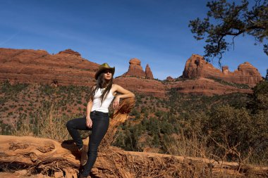 Güzel bir İspanyol mankeni kışın Arizona çölünün tadını çıkarır.