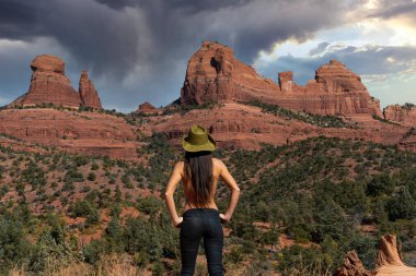 Güzel bir İspanyol kadın Arizona çölünde çıplak poz veriyor.