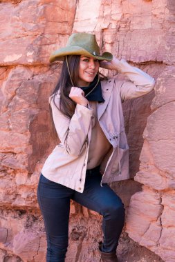 Güzel bir İspanyol mankeni kışın Arizona çölünün tadını çıkarır.