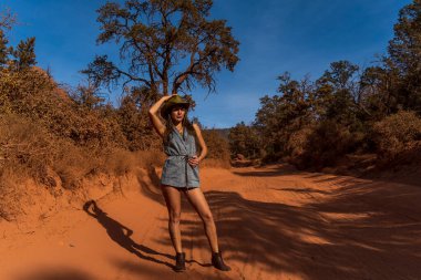 Güzel bir İspanyol model toprak bir yolda Arizona çölünün tadını çıkarıyor.