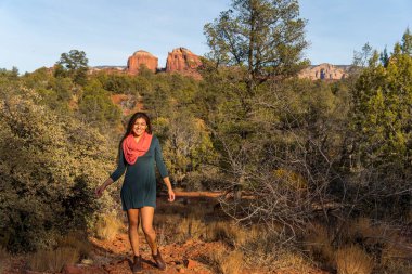 Güzel bir İspanyol mankeni kışın Arizona çölünün tadını çıkarır.
