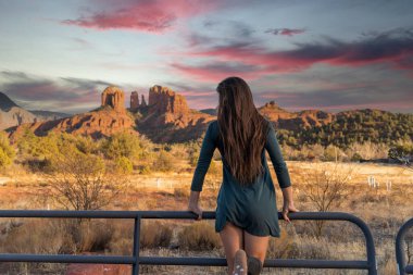 Güzel bir İspanyol mankeni kışın Arizona çölünün tadını çıkarır.
