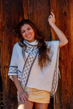 Güzel bir İspanyol mankeni kışın Arizona çölünün tadını çıkarır.