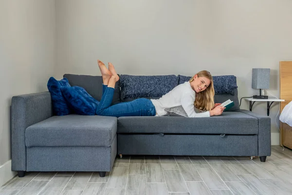 Hermosa Joven Disfrutando Tiempo Casa Mientras Lee Una Novela — Foto de Stock