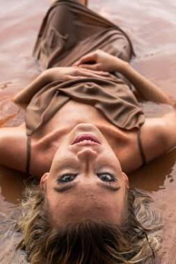 Muhteşem sarışın bir model gölde güzel bir gün geçiriyor.