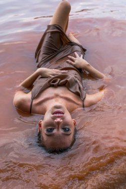 Muhteşem sarışın bir model gölde güzel bir gün geçiriyor.