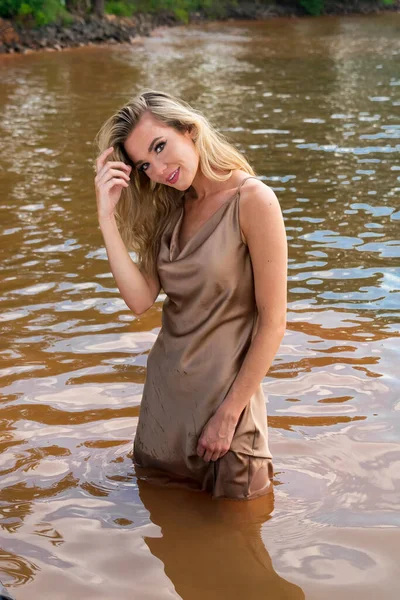 Великолепная Блондинка Модель Наслаждается Днем Озере — стоковое фото