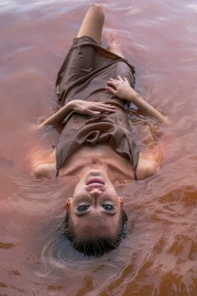 Muhteşem sarışın bir model gölde güzel bir gün geçiriyor.