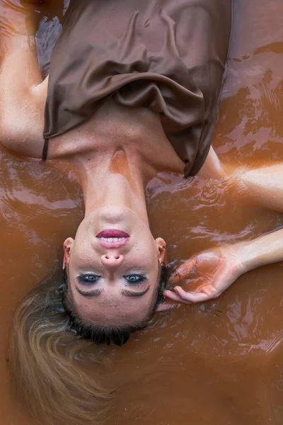 Muhteşem sarışın bir model gölde güzel bir gün geçiriyor.