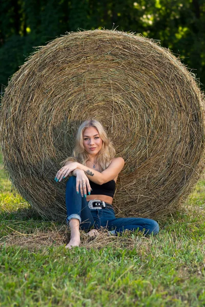 Wspaniała Blondynka Rolnicy Córka Stanowi Zewnątrz Środowisku Rolniczym — Zdjęcie stockowe