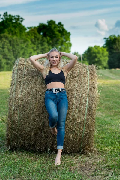 Une Magnifique Fille Fermière Blonde Pose Extérieur Dans Environnement Agricole — Photo