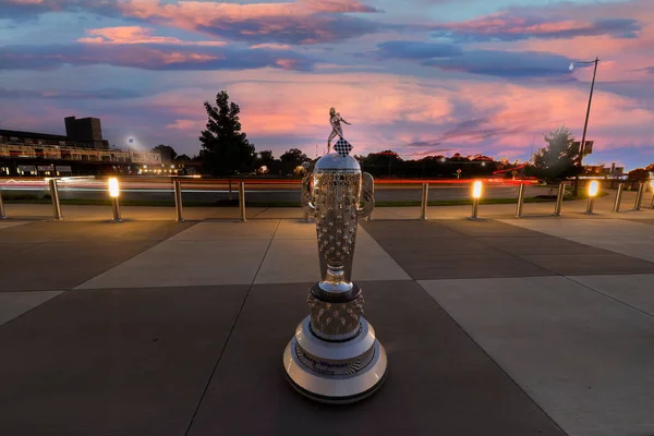 Die Borg Warner Trophy Steht Vor Dem Indianapolis Motor Speedway — Stockfoto