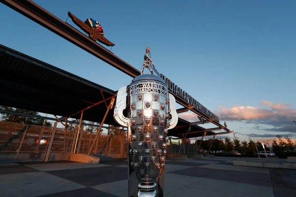 Die Borg Warner Trophy Steht Vor Dem Indianapolis Motor Speedway — Stockfoto