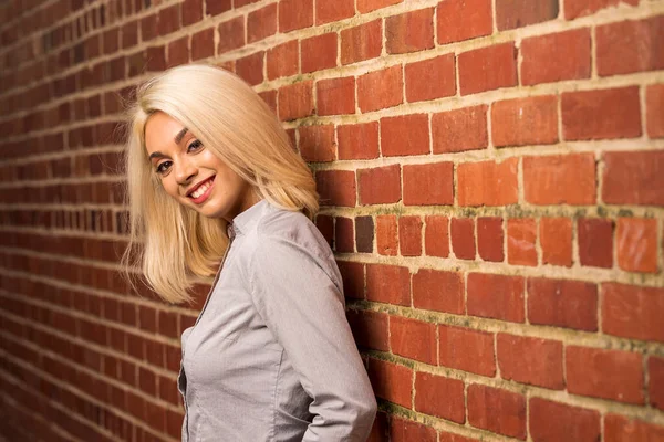 Uma Linda Jovem Modelo Loira Posa Livre Enquanto Desfruta Dia — Fotografia de Stock