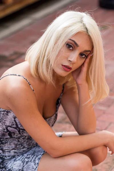 Magnifique Jeune Modèle Blond Pose Extérieur Tout Profitant Une Journée — Photo