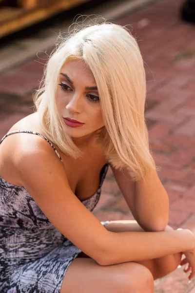 Una Hermosa Modelo Rubia Joven Posa Aire Libre Mientras Disfruta — Foto de Stock