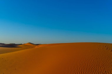 Fas 'taki büyük Sahra çölünde kum tepeleri.