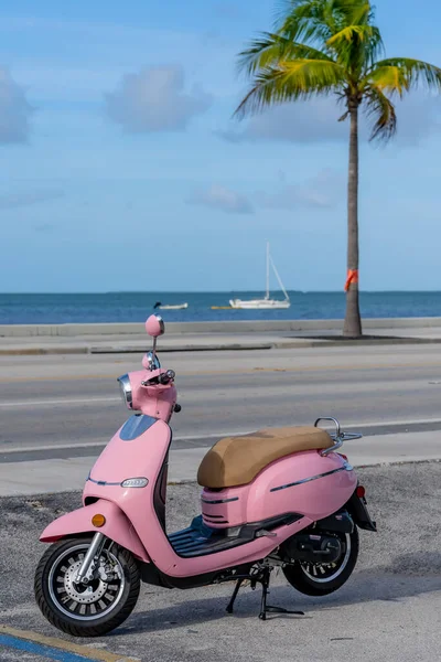 Scooter Rosa Sienta Lado Carretera Las Llaves Florida —  Fotos de Stock